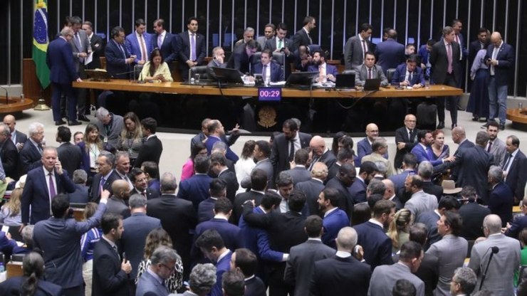Câmara volta do recesso com pautas polêmicas pendentes
