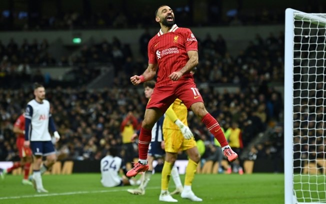 Mohamed Salah comemora após marcar na vitória do Liverpool sobre o Leicester por 3 a 1 nesta quinta-feira, pelo Campeonato Inglês