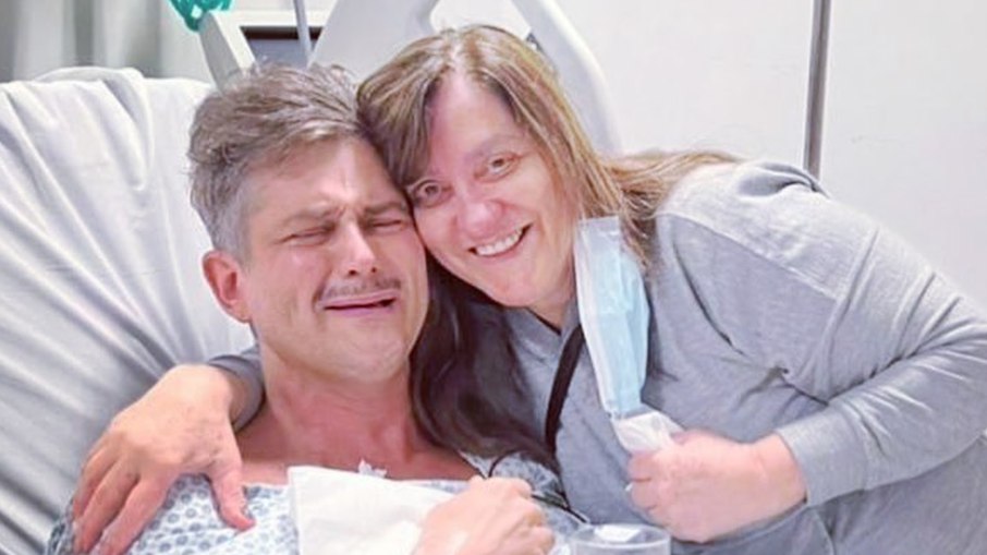 Ex-BBB Marcos Harter chora ao receber transplante de rim de paciente