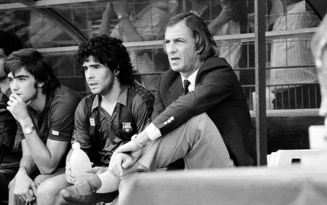 (arquivo) O então técnico do Barcelona César Luis Menotti observa ao lado do astro Diego Maradona durante o torneio internacional de Bordeaux em 28 de agosto de 1983.