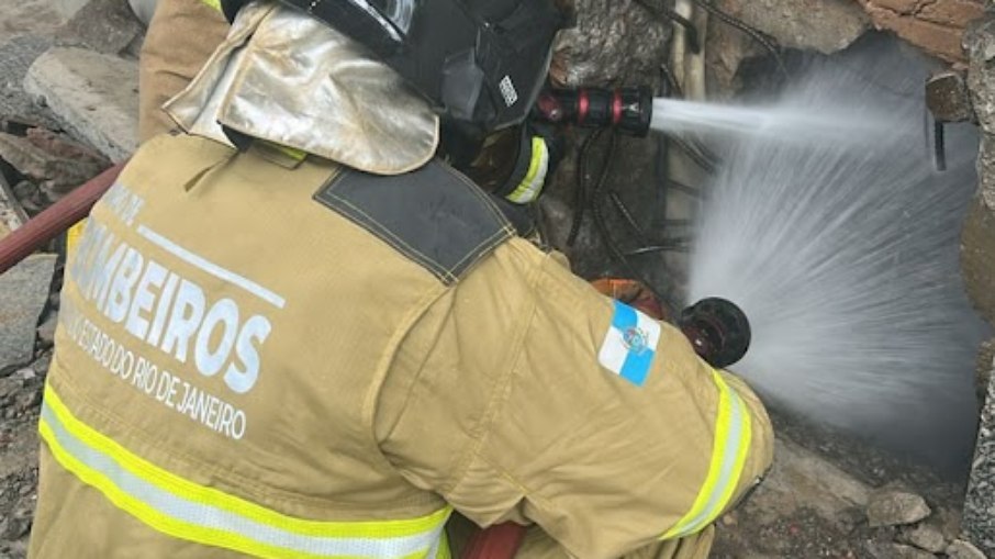 Três dias após incêndio, Shopping Tijuca segue fechado Três dias após incêndio, Shopping Tijuca segue fechado