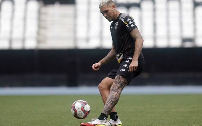 Rafael Navarro, do Botafogo, tatua o Estádio Nilton Santos na perna