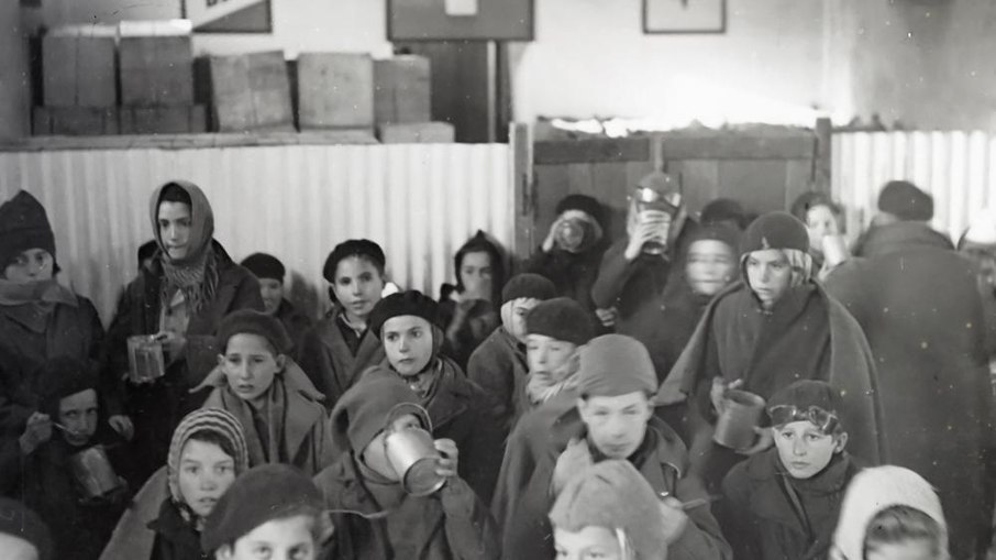 Milhares de crianças judias foram perseguidas pelo regime nazista. Algumas sobreviveram graças a redes clandestinas de resistência que organizavam esconderijos, documentos falsos e fugas