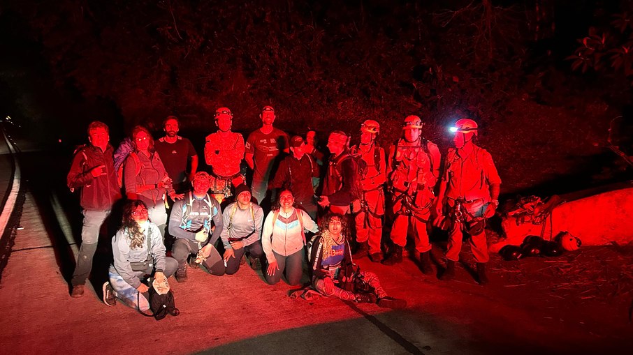 Bombeiros de Teresópolis realizam resgate noturno na trilha do Escalavrado Bombeiros de Teresópolis realizam resgate noturno na trilha do Escalavrado