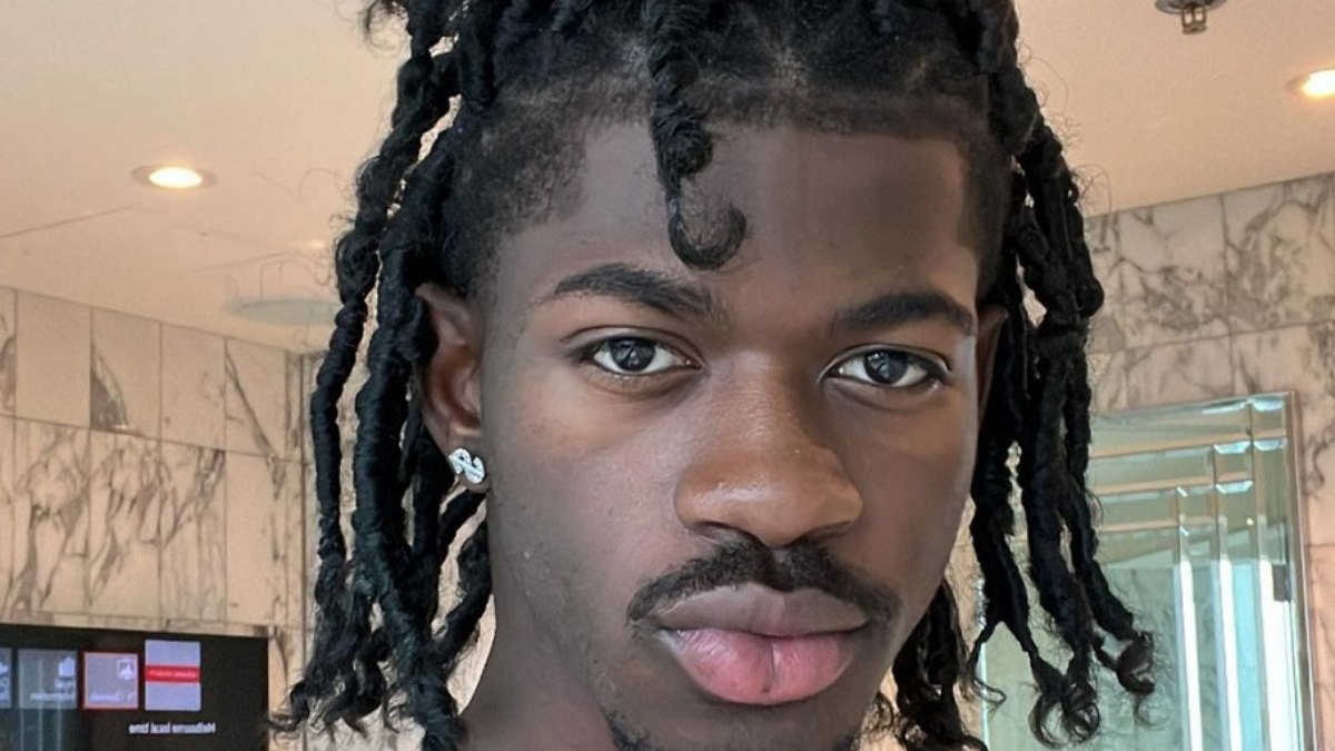 O rapper Lil Nas X, até então, sempre se identificou publicamente como um homem gay cis.