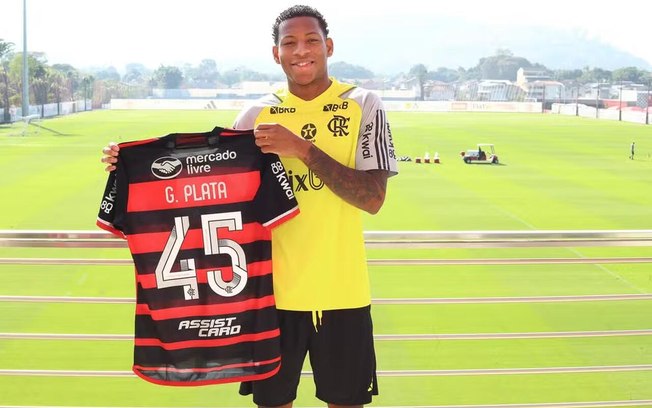 Plata com a camisa 45 do Flamengo