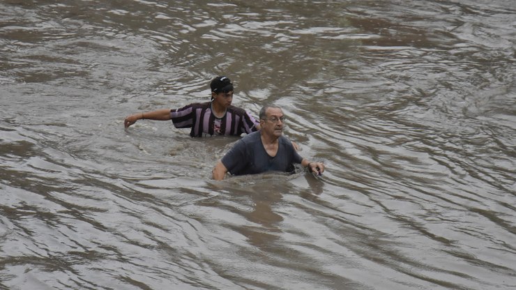 Milei visita cidade inundada em meio a rumores de mais mortos