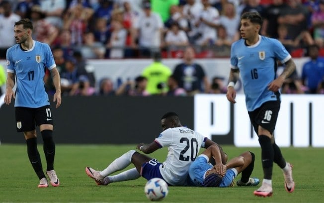 Ronald Araújo do Uruguai cai no gramado após se chocar com Folarin Balogun na vitória do Uruguai sobre os Estados Unidos por 1 a 0 pela Copa América