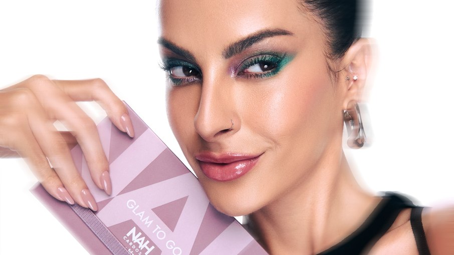 Com o slogan “Beleza em Movimento”, a coleção exclusiva contém cinco produtos que vão desde caneta delineadora - marca registrada da influenciadora - até paleta de sombras