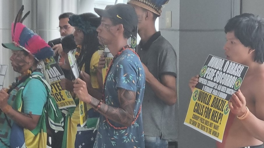 Indígenas manifestam em aeroporto de Brasília