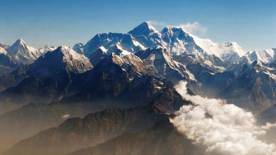 Monte Everest, na cordilheira do Himalaia, visto a partir do Nepal 