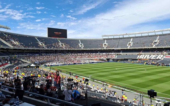 Torcida do Botafogo comparece em mais peso no Monumental Torcida do Botafogo comparece em mais peso no Monumental