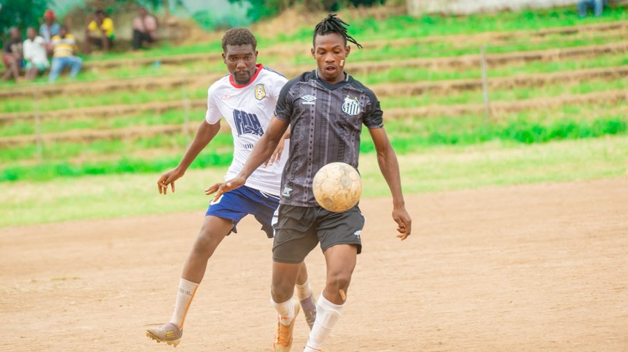 Refugiados do Malawi disputam campeonato de futebol com camisas doadas pelo Santos Refugiados do Malawi disputam campeonato de futebol com camisas doadas pelo Santos