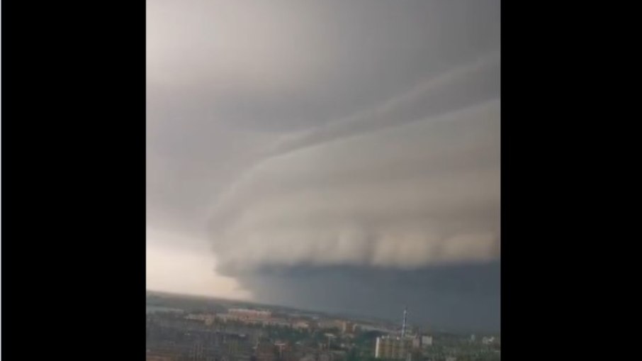 Tempestade supercelular atingiu a cidade de Tacheng, próxima da fronteira com o Cazaquistão