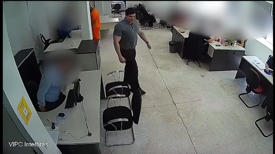 Suspeito aparece sorrindo no escritório em que trabalha, uma hora após morte de gari