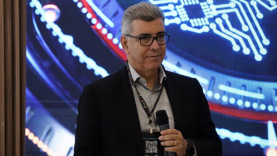 Professor Newton durante apresentação