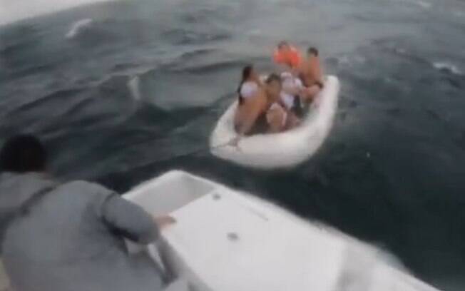 Família foi resgatada após embarcação naufragar perto de Ponta das Canas, em Ilhabela