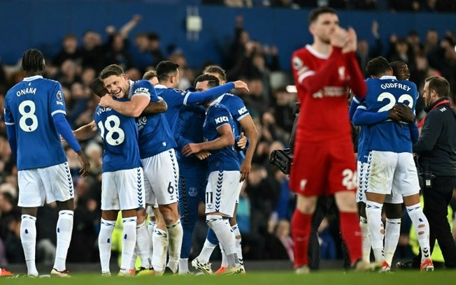 Jogadores do Everton comemoram a vitória sobre o Liverpool em Goodison Park, em Liverpool, na Inglaterra, em 24 de abril de 2024.