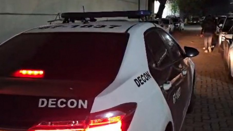 Agentes da Decon realizando buscas