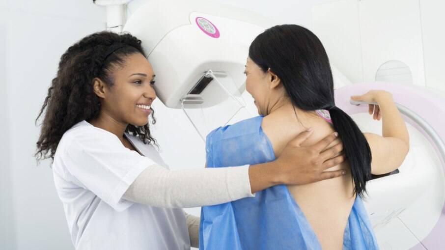 Mulheres devem evitar fazer mamografia nas quatro semanas após se vacinarem