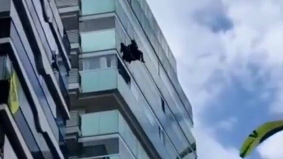 Homem fica preso em parapente no topo de um prédio em Vila Velha