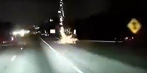 Motorista grava raio caindo à sua frente em rodovia; veja o vídeo