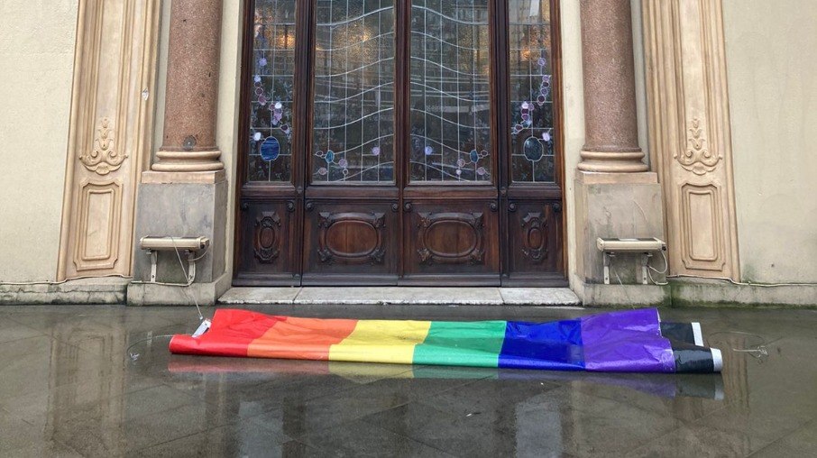 Bandeira LGBTQIAP+ após ter sido retirada da facha do Theatro Municipal 