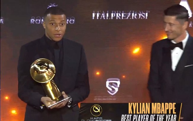 Mbappé com o prêmio de melhor jogador do mundo entregue no Globe Soccer Awards - Foto: Reprodução