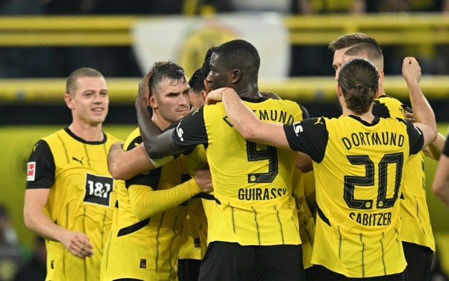 Jogadores do Borussia Dortmund comemoram um dos gols da vitória sobre o St Pauli por 2 a 1 nesta sexta-feira, pelo Campeonato Alemão