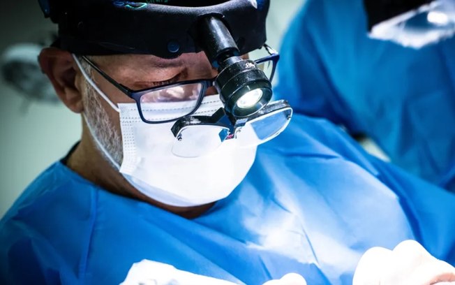 Médico explica benefícios do transplante capilar