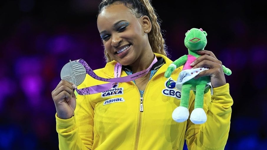 Rebeca é prata, e Flávia vai ao pódio pela 1ª vez com bronze no solo