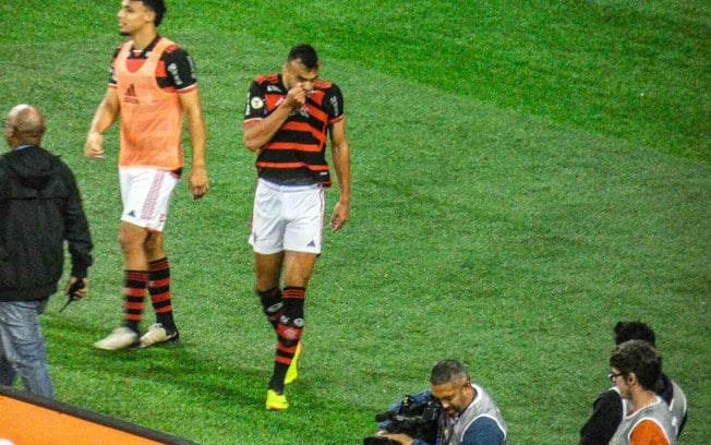 Fabrício Bruno comemorando gol