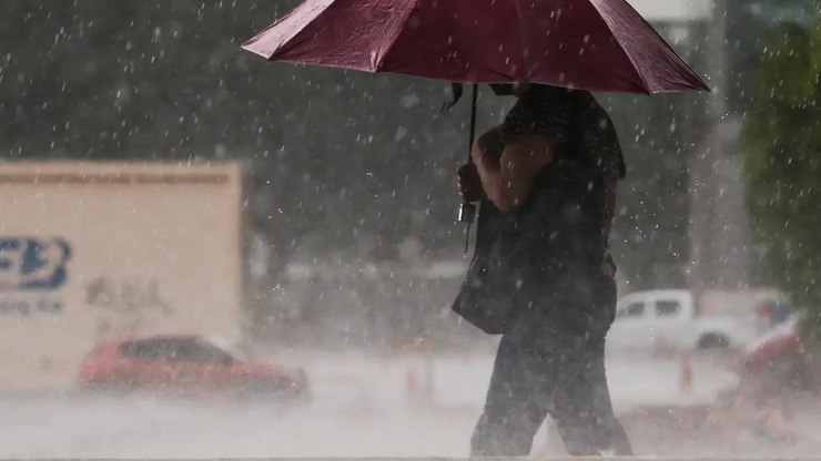 Previsão do tempo: chuva e calor dividem extremos do país
