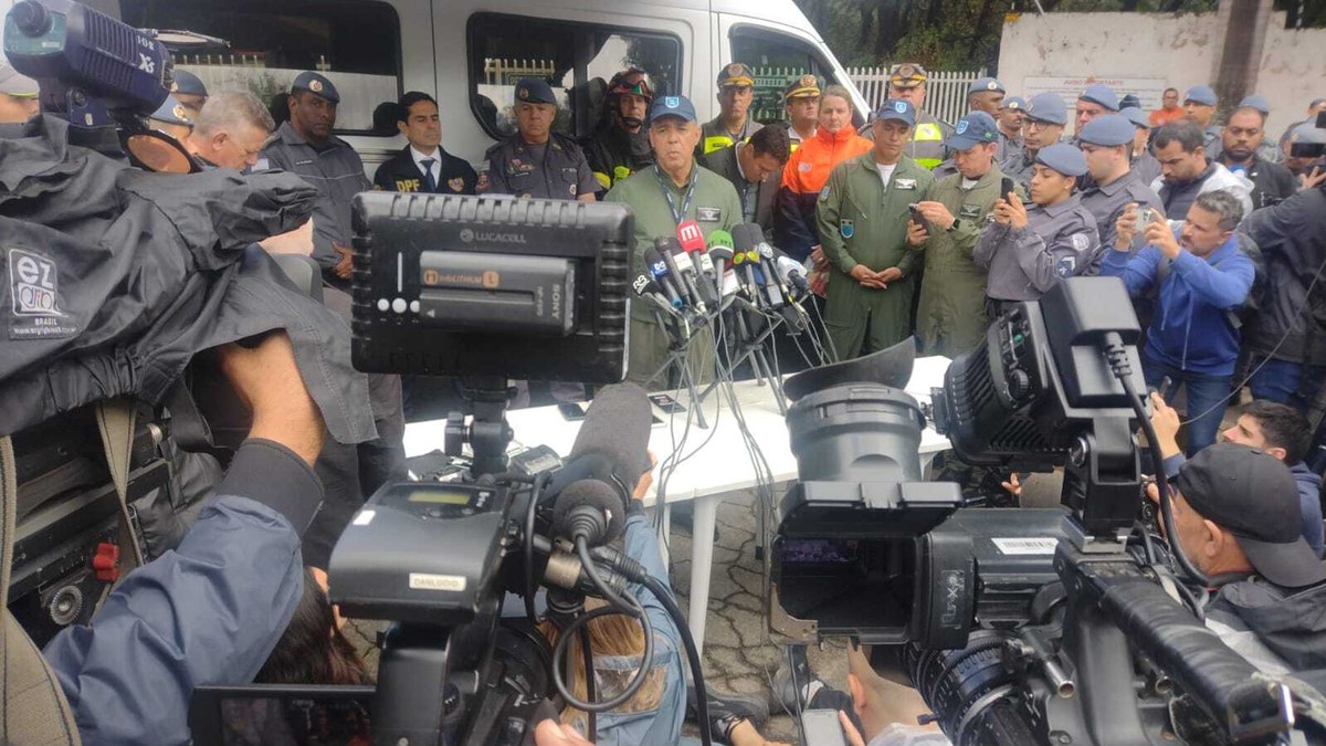 Fotos da coletiva de imprensa em Vinhedo, cidade em que o avião caiu e deixou 62 mortos