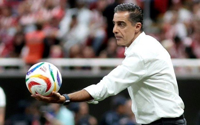 O técnico português Renato Paiva durante o jogo de ida das quartas de final do torneio Clausura do México entre Guadalajara e Toluca, no estádio Akron, em Zapopan, estado de Jalisco, em 8 de maio de 2024. O técnico português Renato Paiva durante o jogo de ida das quartas de final do torneio Clausura do México entre Guadalajara e Toluca, no estádio Akron, em Zapopan, estado de Jalisco, em 8 de maio de 2024.