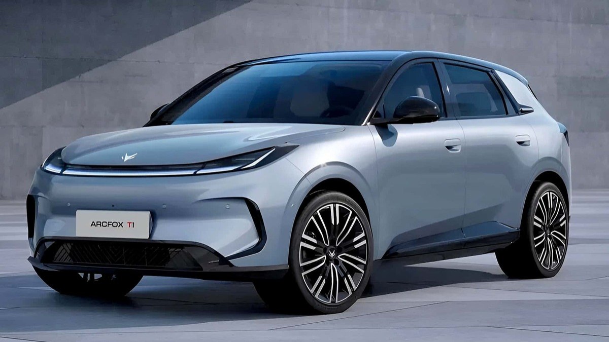 BAIC Arcfox T1 terá duas versões elétricas no Brasil