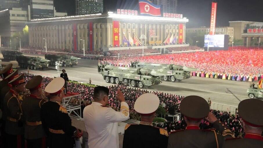 Desfile de mísseis durante parada militar para celebrar 90 anos de fundação do Exército da Coreia do Norte 