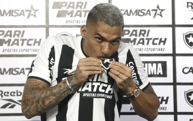 Allan beija escudo do Botafogo. Vascaínos, que sonharam com a fera, não curtiram 