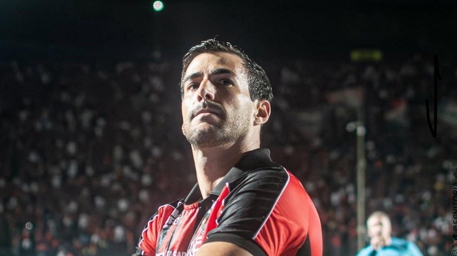 Cáceres comemora o gol da vitória sobre o Bahia