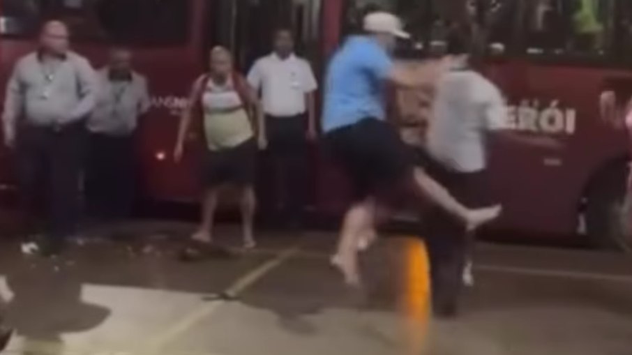 Briga generalizada em terminal de Niterói