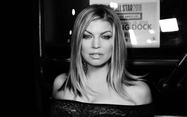 Fergie é criticada após sensualizar e desafinar durante o hino nacional americano