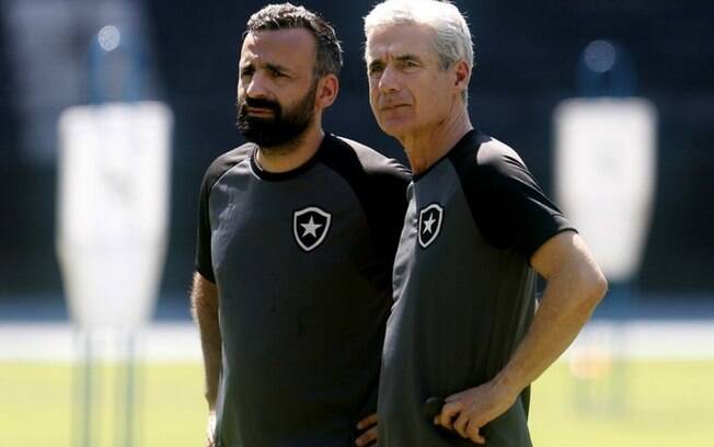 Auxiliares explicam tweets antes de anúncio de Luís Castro e exaltam torcida do Botafogo: 'É a melhor'