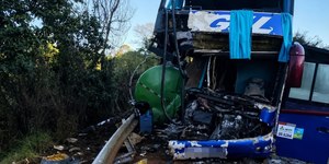 Ônibus com romeiros bate em caminhão e deixa dois mortos em MG