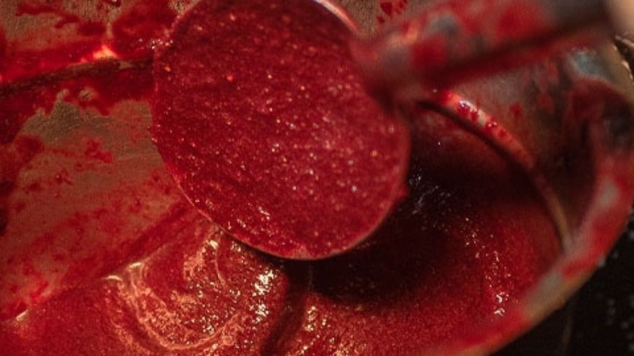 Açaí: Oriundo de palmeira comum na região da Amazônia, pode ser consumido como componente de pratos salgados, como no estado do Pará, onde é servido com farinha de mandioca ou tapioca, e também como bebida ou sobremesa. Açaí: Oriundo de palmeira comum na região da Amazônia, pode ser consumido como componente de pratos salgados, como no estado do Pará, onde é servido com farinha de mandioca ou tapioca, e também como bebida ou sobremesa.