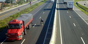 Rodovia fechada após carreta pegar fogo é uma das maiores do país
