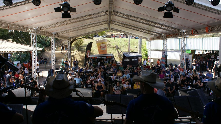 Publico acompanha apresentação musical de violeiros