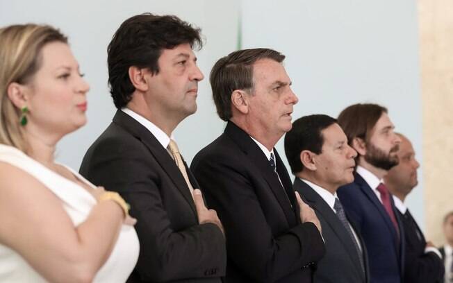 Bolsonaro durante lançamento do programa Médicos pelo Brasil ao lado do ministro da Saúde, Luiz Henrique Mandetta