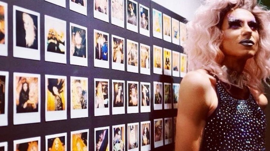 Betina Polaroid em sua primeira exposição de polaroides no Ateliê Oriente