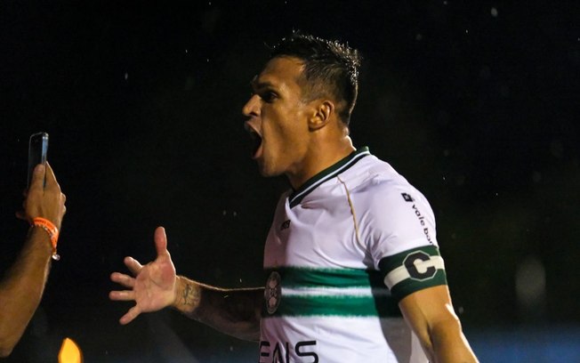 Robson chega em metade dos gols marcados em 2023 e sonha com o top 10 de artilheiros do Coritiba