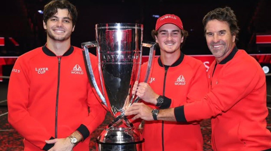 João Fonseca mostra a taça da Laver Cup, ao lado de Taylor Fritz (esq.) e Patrick Rafter João Fonseca mostra a taça da Laver Cup, ao lado de Taylor Fritz (esq.) e Patrick Rafter